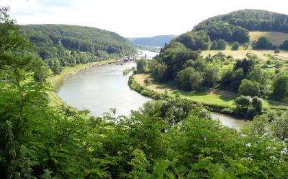 Neckartal zwischen Binau und Neckargerach Blick von oben auf eine Flussschleife in einem Tal. Die Talhänge sind bewaldet.