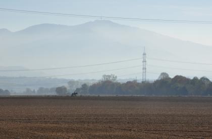 Blick vom Westrand der Rhein-Niederterrasse nördlich von Neuenburg-Zienken nach Südosten über das Markgräfler Hügelland zum Südschwarzwald mit dem Blauen (1165 m)