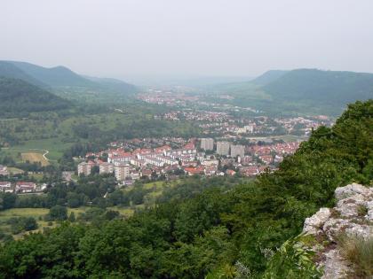 Blick vom Bodenfels bei Geislingen an der Steige nach Norden ins dicht besiedelte Filstal Von erhöhtem Standpunkt aus hat man - über Felsen und Baumwipfel - einen weiten Blick auf ein Tal und mehrere, fast zusammenhängende Ortschaften, die bis zum Horizont reichen. Links und rechts grenzen bewaldete Höhenzüge an.