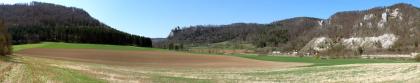 Panoramablick ins Donautal zwischen Hausen im Tal und Schloss Werenwag; Blickrichtung Südwest bis Nordwest Das Panoramabild zeigt weite Acker- und Grünlandflächen, an die sich nach links und rechts steile, bewaldete Höhenzüge anschließen. Rechts durchbrechen weißliche Felsen und Schutthänge den Wald.