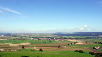 Blick vom Fürstenberg nach Norden über die Baar-Hochmulde Von erhöhtem Standpunkt aus blickt man auf ein buntes, leicht welliges Mosaik aus Acker- und Grünlandflächen mit Siedlungen im Mittel- und Hintergrund. Rechts hinten sind ausgedehnte Wälder und Höhenzüge erkennbar.