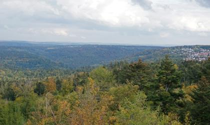 Blick von der Büchenbronner Höhe südwestlich von Pforzheim über das Nagoldtal nach Osten Blick aus großer Höhe über Baumwipfel, Wälder und bewaldete Berge. Rechts, auf einem Bergsattel, ist noch der Rand einer Siedlung zu erkennen.