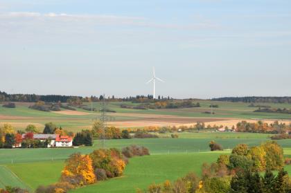 Die Landschaft der Baar-Gäuplatten mit den charakteristischen Heckenstreifen im Verbreitungsgebiet des Oberen Muschelkalks Blick über eine flachwellige, von Wiesen, Äckern und Heckenstreifen bedeckte Landschaft. Im Hintergrund, auf einer flachen Anhöhe, steht ein einzelnes Windrad.