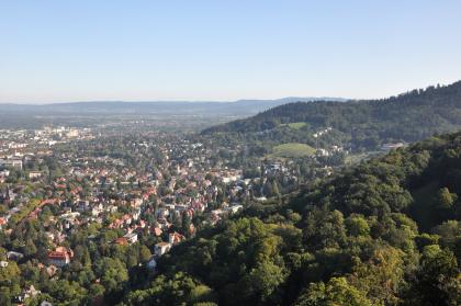 Blick vom Schlossbergturm bei Freiburg entlang der Schwarzwaldrandverwerfung nach Norden Von sehr hohem Standort blickt man über eine größere Stadt links und bewaldete Bergrücken rechts.