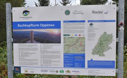 Informationstafel am Buchkopfturm bei Oppenau-Maisach Blick auf eine farbige Schautafel mit Informationen zum Buchkopfturm Oppenau. Auch eine Karte mit dem Standort des Turmes ist aufgedruckt.
