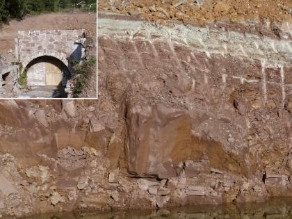 Dunkelrote Plattensandsteinbank in einer Baugrube am Westhang des Lorettobergs Blick auf rötliches, im unteren Teil etwas scherbiges Gestein, das rechts oben von einem hellen Streifen begrenzt wird. Links oben ist ein zusätzliches Bild eingefügt, das einen gemauerten Stolleneingang zeigt.