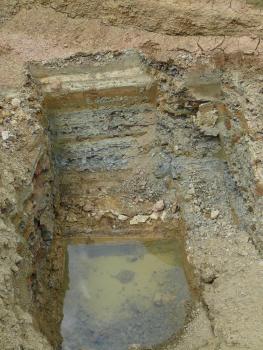 Lösslehm ist ein hellgelber bis mittelbrauner, toniger bis stark toniger und sandiger Schluff. Lösslehm ist ein hellgelber bis mittelbrauner, toniger bis stark toniger und sandiger Schluff.