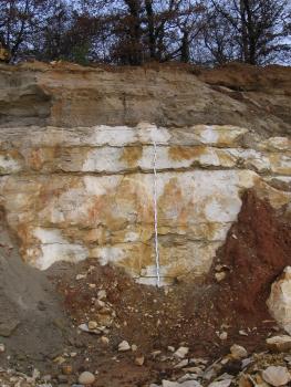 Kies und Sand über Kalkstein. Kies und Sand über Kalkstein.