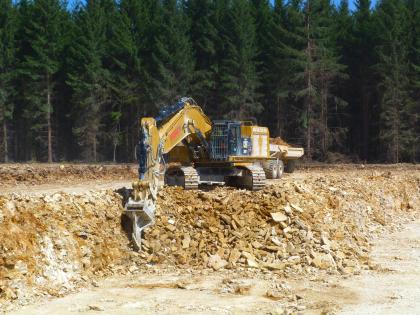 Rohstoffgewinnung im natürlich aufgelockerten Kalkstein. Rohstoffgewinnung im natürlich aufgelockerten Kalkstein.