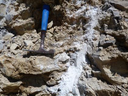 Durchbohrter Calcitgang Durchbohrter Calcitgang