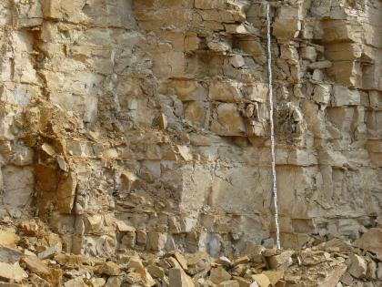 Detailaufnahme von Bankkalksteinen mit Mergelsteinlagen. Detailaufnahme von Bankkalksteinen mit Mergelsteinlagen.