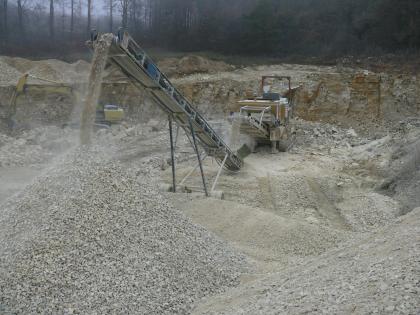 Kies und Sand werden maschinell abgegrabenm, der Kalkstein wird auch gesprengt. Kies und Sand werden maschinell abgegrabenm, der Kalkstein wird auch gesprengt.