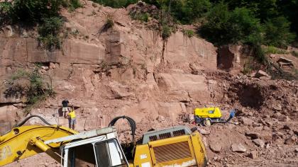 Durch Bohren und Keilen werden Rohblöcke gelöst. Durch Bohren und Keilen werden Rohblöcke gelöst.