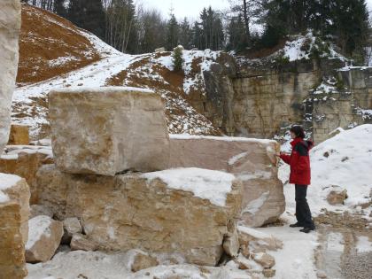 Die dickbankigen Kalke zeichenen sich durch Witterungsbeständigkeit aus. Die dickbankigen Kalke zeichenen sich durch Witterungsbeständigkeit aus.
