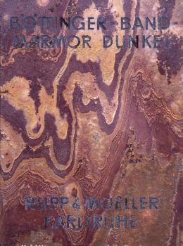 Musterplatte von dunkelrotem Böttinger Marmor Musterplatte von rötlich braunem Gestein mit der Aufschrift „Böttinger Bandmarmor Dunkel“. Wellige Streifen grenzen oben und links hellere Bereiche ab.