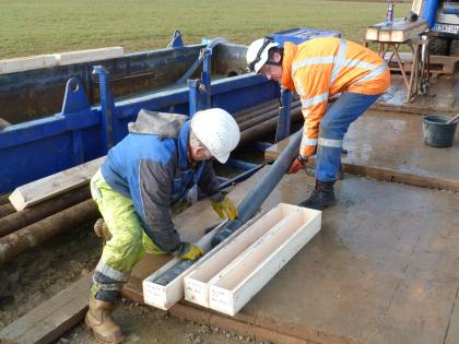 Entnahme des Bohrkerns aus dem Kernrohr