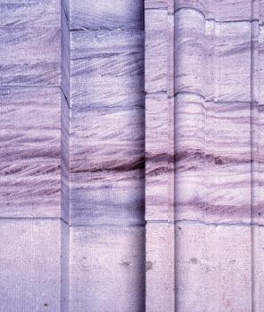 Mauerwerk des Portalgebäudes des Doms in St. Blasien Nahaufnahme von weißlich bis rötlich grauem Mauerwerk; teils gefurcht und gerundet, mit dunkleren, waagrechten Streifen.