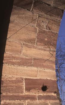 Degerfelder Grobsandstein im Torbogen von Schloss Beuggen Blick nach oben auf die Innenseite eines Torbogens. Der Bogen besteht aus rötlich grauen, unterschiedlich großen Mauersteinen.
