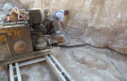 Abbau mit Schrämsäge, Steinbruch Gauingen Blick auf die Sohle eines Steinbruches, mit Sägemaschine (links im Bild) und Arbeiter.