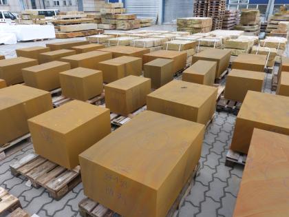 Gesägte Eisensandsteinblöcke. Gesägte Eisensandsteinblöcke.