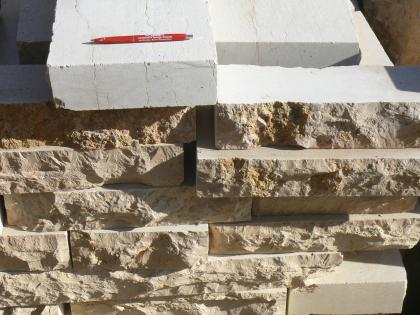Aus dickbankigen Kalksteinen gesägte Platten. Aus dickbankigen Kalksteinen gesägte Platten.