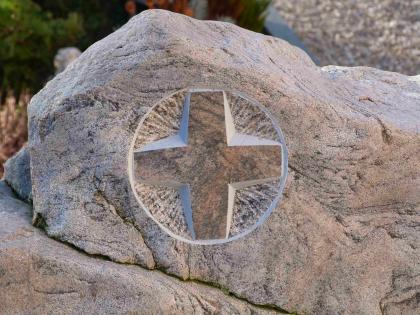 Grabdenkmal aus Südschwarzwälder Diatexit. Grabdenkmal aus Südschwarzwälder Diatexit.