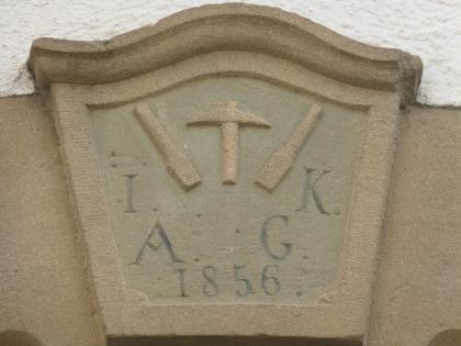 Türschild einer Steinhauerfamilie aus Kalksandstein. Türschild einer Steinhauerfamilie aus Kalksandstein.