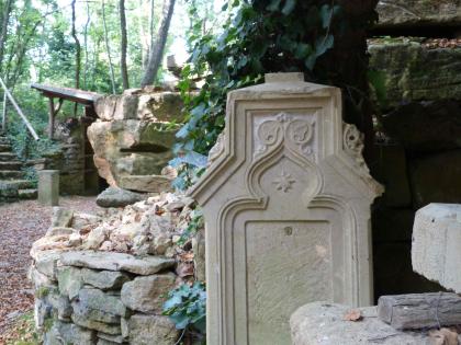 Bildhauerarbeit aus Pfaffenweiler Sandstein. Bildhauerarbeit aus Pfaffenweiler Sandstein.