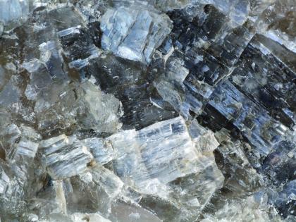 Steinsalz aus dem Steinsalzbergwerk Heilbronn Nahaufnahme von splittrigem, milchigem bis durchsichtigem Gestein unterschiedlicher Größe und Farbe.