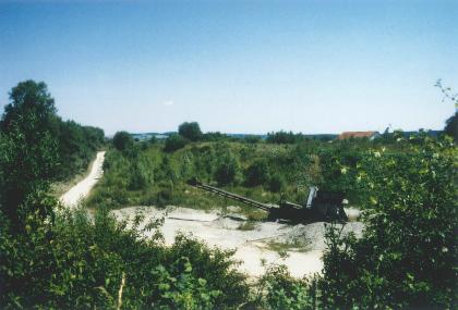 Kleinere, heute stillgelegte und aufgelassene Kiesgrube der Gemeinde Hittelkofen