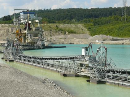 Schwimmbagger mit Förderbandanlage in der Kiesgrube Singen-Friedingen