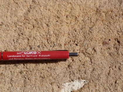 Mauerwerk aus Stubensandstein Das Bild zeigt eine Nahaufnahme des gelblich braunen, grobkörnigen und schlecht gerundeten Stubensandsteins.