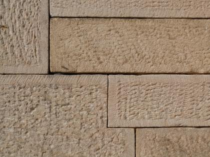 Mauerwerk aus Stubensandstein Das Bild zeigt ein Mauerwerk aus gelblich braunem Stubensandstein.