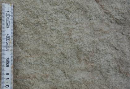 Mürber Sandstein Großaufnahme von gelblich grauem, körnigem Gestein.