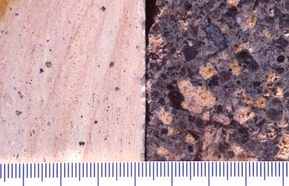 Gebleichter Mooswald-Quarz und Schlotfüllung Zweigeteiltes Bild, das links hellrosa Gestein und rechts dunkelviolettes, mit orangenen Flecken durchzogenes Gestein zeigt. Ein Maßstab ist im unteren Bereich vorhanden.