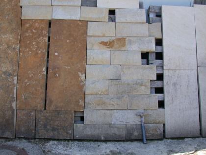 Verschiedene Sandsteinplatten Das Bild zeigt verschiedene Farbvarietäten von braunen zu bleichgelben Gesteinsplatten des Sandsteins.