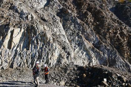 Übergang von engständiger Klüftung im Quarzporphyr zu säulenförmigen Abkühlungsstrukturen Das Bild zeigt den Übergang unterschiedlicher Strukturen im Gestein eines Steinbruches von links (plattig) nach rechts (säulenförmig).