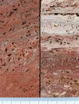 Riedöschinger Travertin, Rotfärbung durch Hämatit Nahaufnahme von zwei nebeneinander stehenden Gesteinsplatten mit geschliffenen Oberflächen. Farbe links durchgehend rötlich, rechts im Wechsel mit hellem Grau (oben). Am unteren Bildrand verläuft eine Maßstabsleiste.