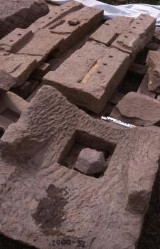 Spätantike Kellerfenster und Fensterbänke aus Pfaffenhofener Sandstein Auf Paletten ausgelegte Gebäudeteile aus römischer Zeit, gefertigt aus rötlich grauem Gestein.