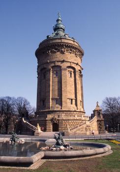 Wasserturm auf dem Mannheimer Friedrichsplatz aus Heilbronner Schilfsandstein Blick auf einen historischen Wasserturm aus rötlichem Mauerwerk mit seitlichen Treppenaufgängen und Galerie. Im Vordergrund ein Zierbrunnen.