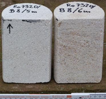 Bohrkerne im Waldgebiet Oberer Neubronn Nahaufnahme zweier kurzer runder Steinkörper, links hellgrau, rechts bräunlich gepunktet. Beide Gesteine sind an der Frontseite gerade abgeschnitten sowie auf der Oberseite beschriftet. Unten liegt eine Messlatte.