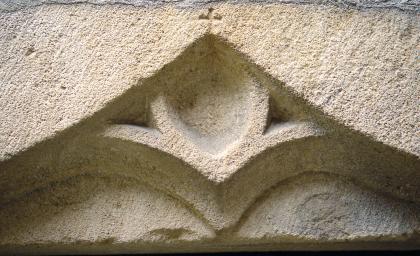 Türsturzverzierung im Kloster Bebenhausen Nahaufnahme einer Türsturzverzierung, herausgearbeitet aus gelblich grauem Gestein (zwei waagrechte Bögen und zwei aufwärts gerichtete Bögen).