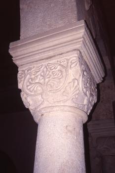 Säule aus Oberjura-Kalkstein in der Galluskirche Sontheim Teilansicht einer schmalen runden Säule mit verziertem Aufsatz aus rötlich grauem Stein.