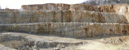 Steinbruch Erkenbrechtsweiler im Oberjura der Schwäbischen Alb Panoramabild einer Steinbruchwand mit mehreren Sohlen.