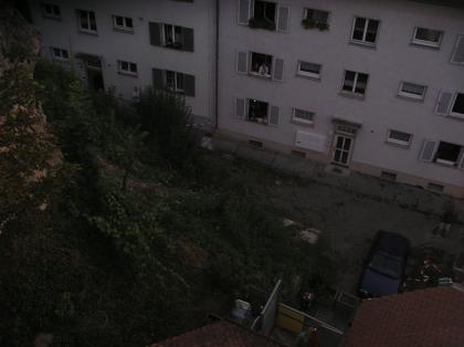 Blick von oben auf die Sturzmassen Blick von oben von einem Felshang aus auf einen Hof und die Front eines Wohnhauses.