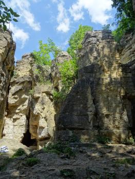 Verkippte Felsentürme in den Hessigheimer Felsengärten Blick auf mehrere, leicht schräg zueinander stehende Felsentürme. Rechts stehen die Felsen im Schatten, links in der Sonne. Dort sind sie gelblich grau.