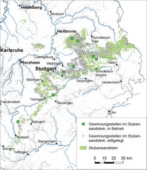 Vereinfachte Übersichtskarte von Baden-Württemberg mit farbiger Darstellung des Vorkommens von Stubensandstein sowie der Lage von Steinbrüchen und Sandgruben.