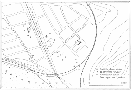 Auslaugungserscheinungen im Südostteil von Stuttgart-Bad Cannstatt bis 1968 Schwarzweißzeichnung eines Wohngebiets oberhalb der Neckaraue. Zahlreiche eingezeichnete Kreise und Kreuze weisen auf Erdfälle, abgerissene Häuser sowie Hohlräume hin.
