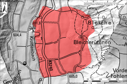 Digitales Geländemodell (DGM) der Hangrutschung Eichberg Digital modellierte Karte in Grautönen, eine darauf eingezeichnete Hangrutschung ist rot eingefäbt.