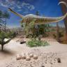 Das Bild zeigt das Modell eines großen Dinosauriers in einer sandigen Dünenlandschaft mit wenigen Bäumen und Pflanzen. Das Tier hat einen langen Hals und einen noch längeren Schwanz. Im Vordergrund sind Eier ausgelegt.